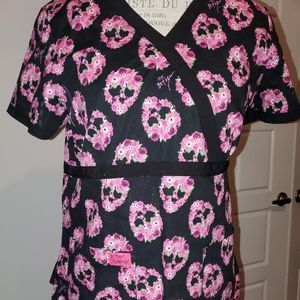 BETSY JOHNSON NURSING SCRUB TOP